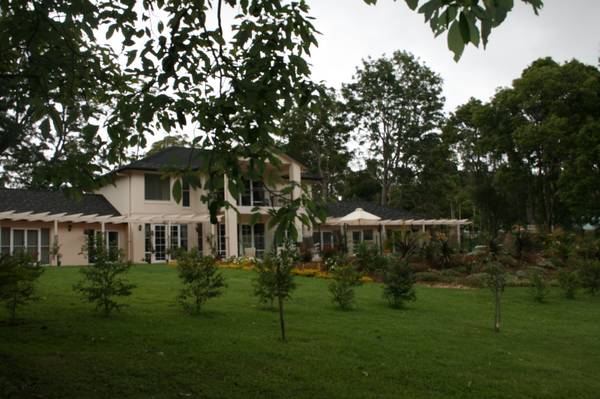 A COUNTRY MANOR WITH STYLISH ELEGANCE Picture 1