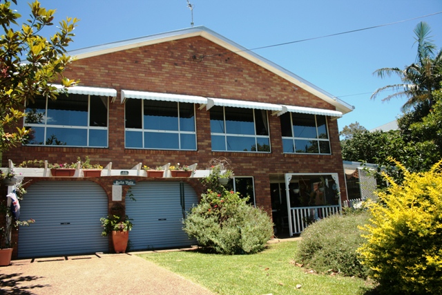 MONSTER HOME WITH STUNNING VIEWS AT A BARGAIN PRICE ! Picture 3