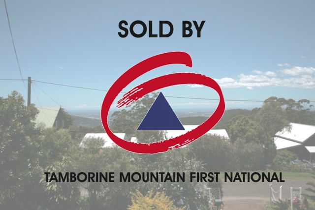 MONSTER HOME WITH STUNNING VIEWS AT A BARGAIN PRICE ! Picture 1