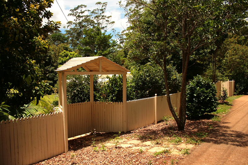 ROOM TO MOVE ON HALF AN ACRE CLOSE TO TOWN Picture 1