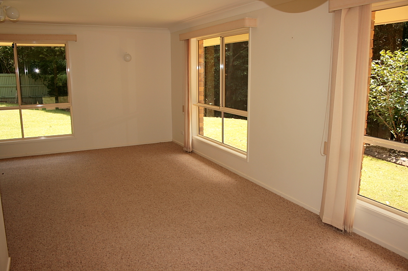 ROOM TO MOVE ON HALF AN ACRE CLOSE TO TOWN Picture 3