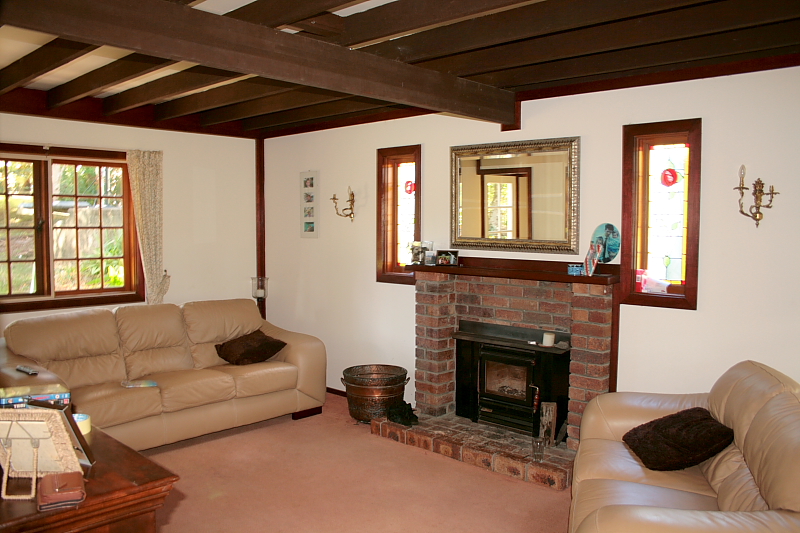 Quaint Tudor Cottage in Olde Eagle Heights Picture 3