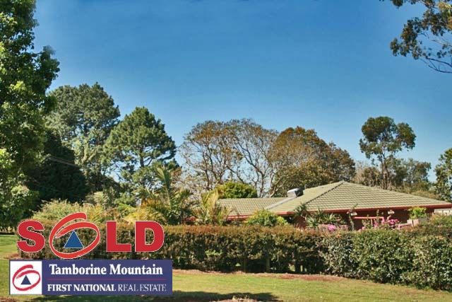 IMMACULATE FAMILY HOME ON HALF AN ACRE Picture 1