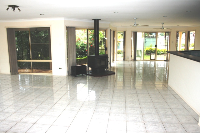 Spectacular 5 acre property Picture 3