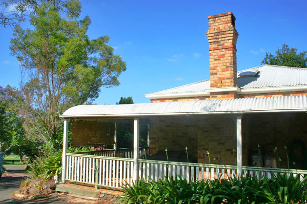 CHARMING FAMILY HOME ON HALF AN ACRE IN FOREST PARK Picture 3