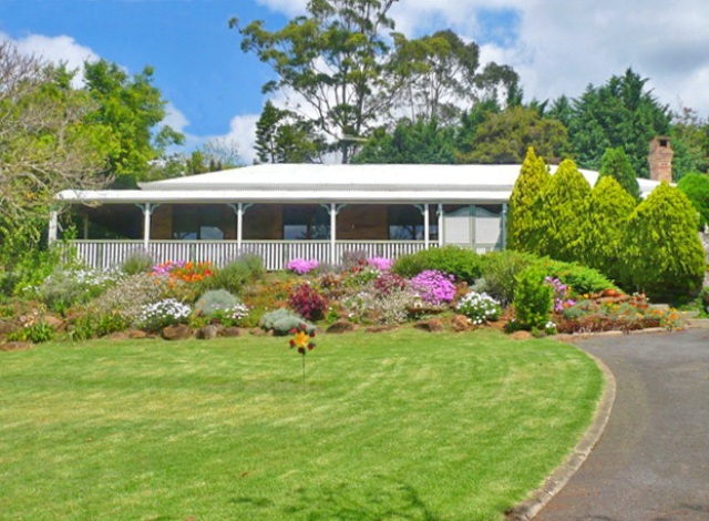 CHARMING FAMILY HOME ON HALF AN ACRE IN FOREST PARK Picture 1