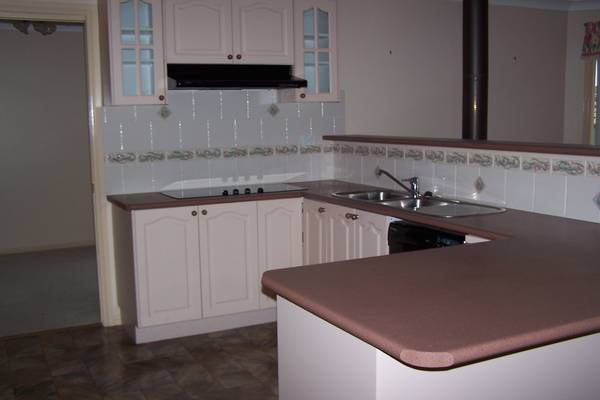 Large 3 Bedroom Home, Views to Canobolas Picture 2