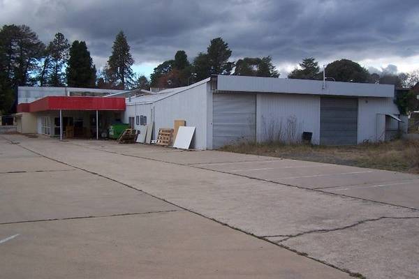 Prime Location, Large Showroom, Lots of Parking. Picture 3