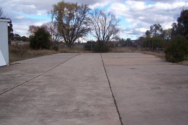 Prime Location, Large Showroom, Lots of Parking. Picture 2