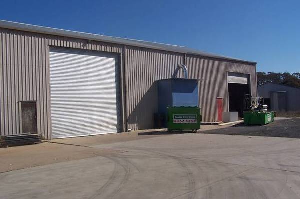 Large industrial shed with ample office space. Picture 3