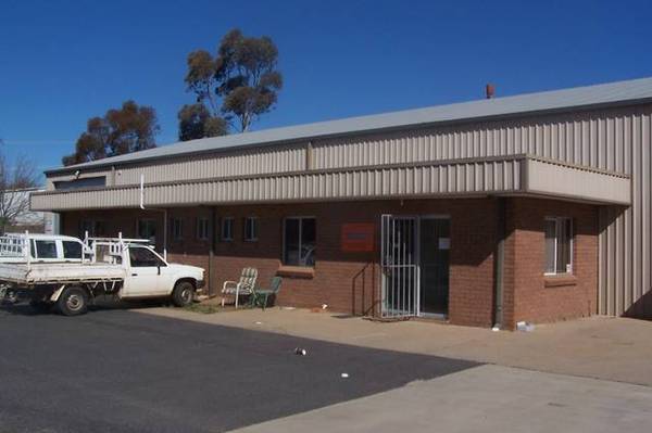 Large industrial shed with ample office space. Picture 2