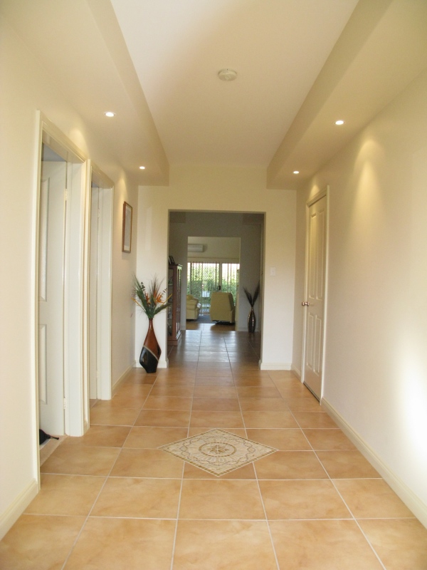 Magnificent home with easy-care garden Picture 2