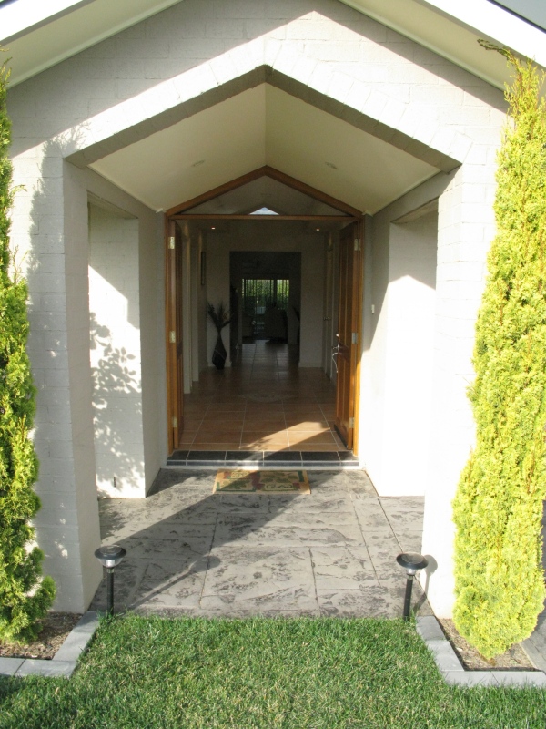 Magnificent home with easy-care garden Picture 3