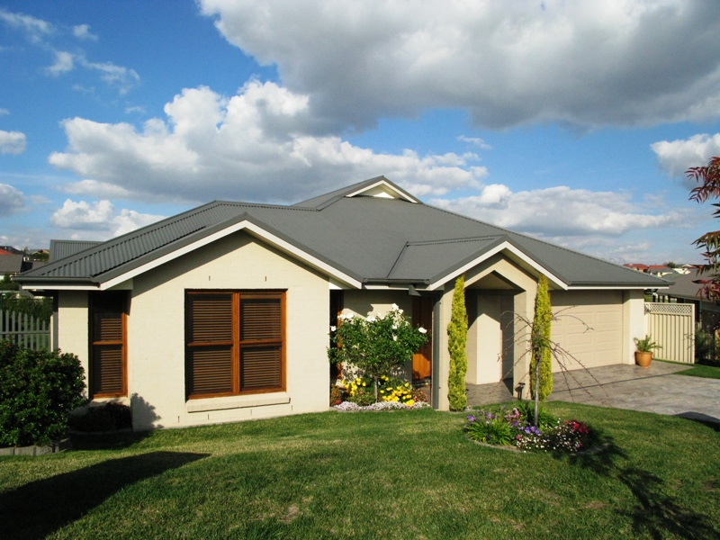 Magnificent home with easy-care garden Picture 1