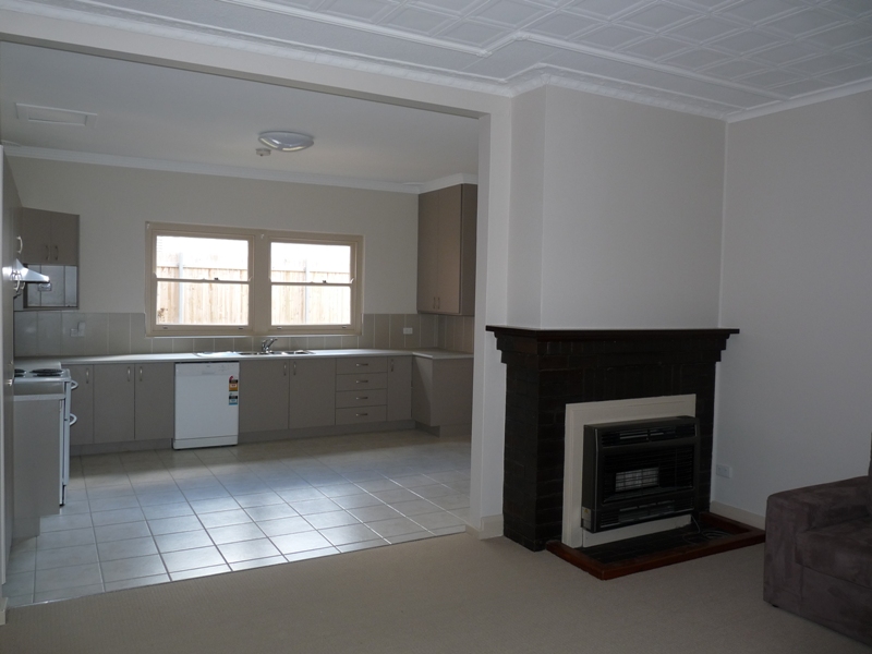 Central living at it's best Picture 2