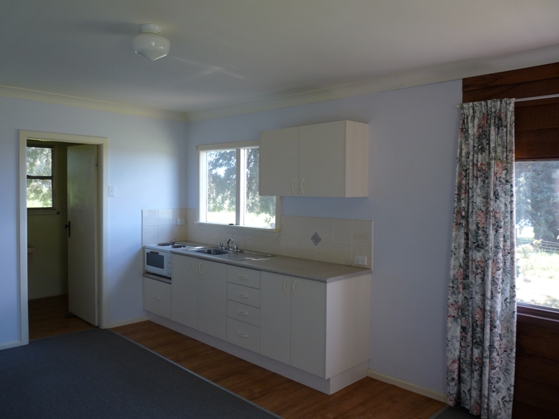 Neat as a pin country cottage Picture 3