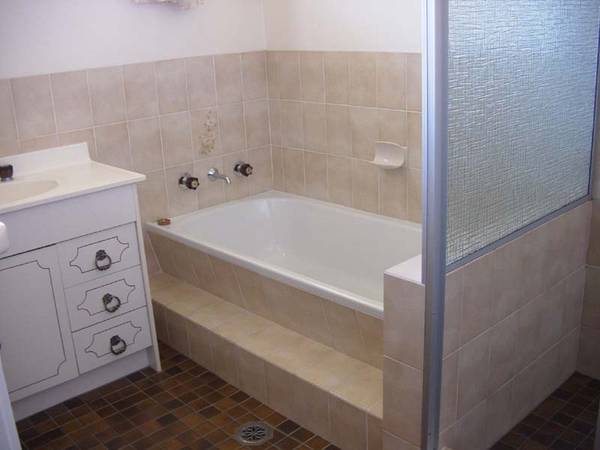 Close to TAFE, Hospital & CBD Picture 3