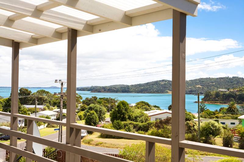 SUNSHINE AND SEA VIEWS Picture 1