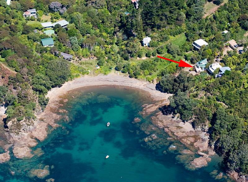 26 METRES OF WAIHEKE COASTLINE Picture 1