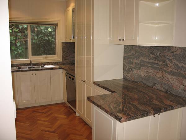 WALK TO ALMA VILLAGE SHOPS, RESTAURANTS AND TRANSPORT Picture 3