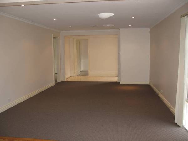 WALK TO ALMA VILLAGE SHOPS, RESTAURANTS AND TRANSPORT Picture 1