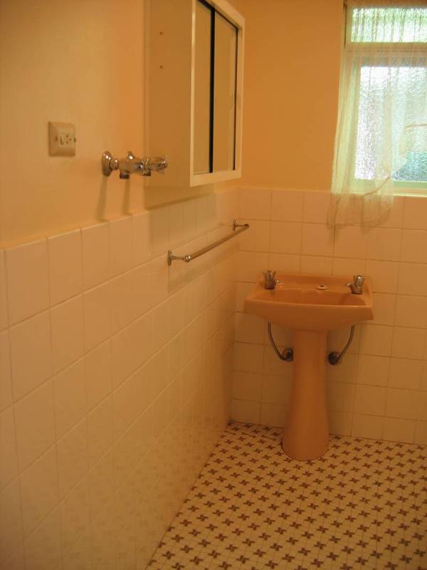 2 BEDROOM APARTMENT, GREAT LOCATION!
UNDER APPLICATION. Picture 3