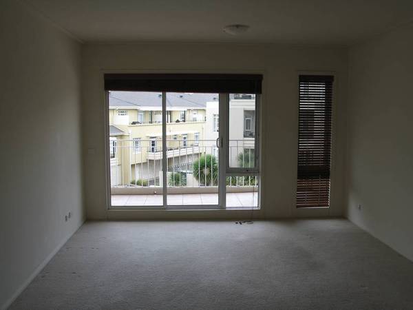 18/3 SEISMAN PLACE, PORT MELBOURNE: Picture 2