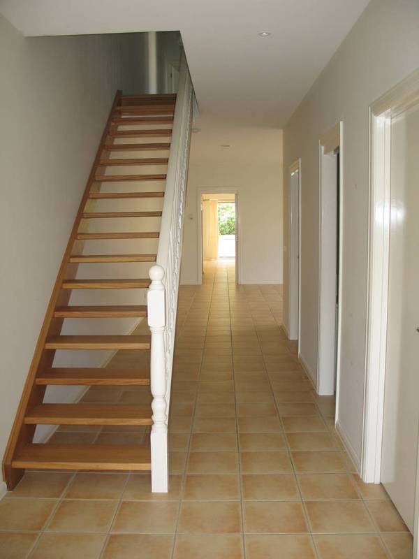 EXECUTIVE STYLE 3 BEDROOM TOWNHOUSE CLOSE TO BAY ST SHOPS & TRAIN STATION.
UNDER APPLICATION. Picture 2