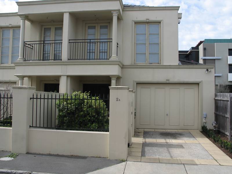 EXECUTIVE STYLE 3 BEDROOM TOWNHOUSE CLOSE TO BAY ST SHOPS & TRAIN STATION.
UNDER APPLICATION. Picture 1