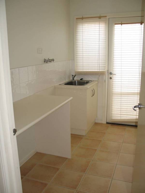 EXECUTIVE STYLE 3 BEDROOM TOWNHOUSE CLOSE TO BAY ST SHOPS & TRAIN STATION.
UNDER APPLICATION. Picture 3