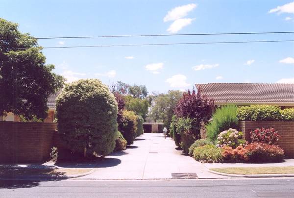 LARGE UNIT CLOSE TO BEACH, HAMPTON ST SHOPS AND STATION Picture