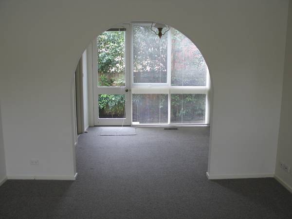 LARGE UNIT CLOSE TO BEACH, HAMPTON ST SHOPS AND STATION Picture 3