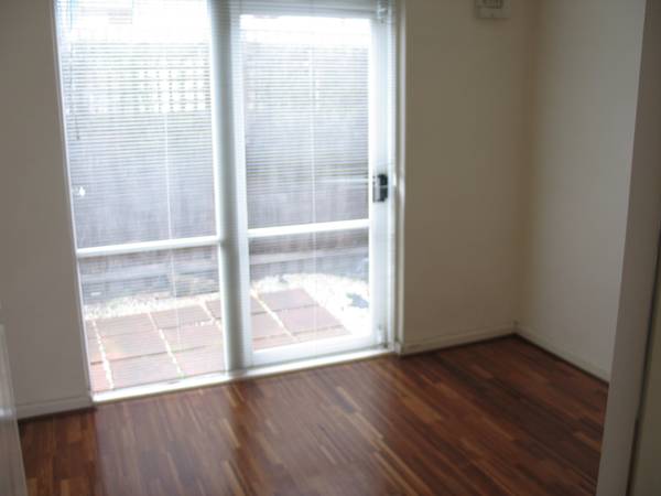 LIGHT BRIGHT AND AIRY APARTMENT WITH COURTYARD Picture
