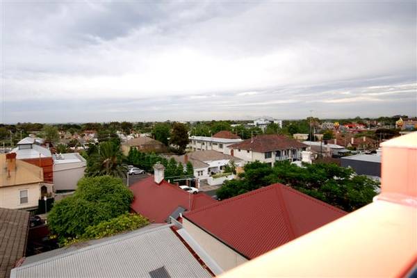 LOCATED IN THE HUB OF ELSTERNWICK & HIDDEN AWAY! Picture 3