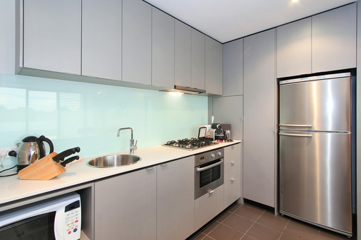 BIG 1st FLOOR 2 BEDROOM, 2 BATHROOMS, STUDY ALCOVE APARTMENT! Picture 2