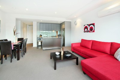 BIG 1st FLOOR 2 BEDROOM, 2 BATHROOMS, STUDY ALCOVE APARTMENT! Picture