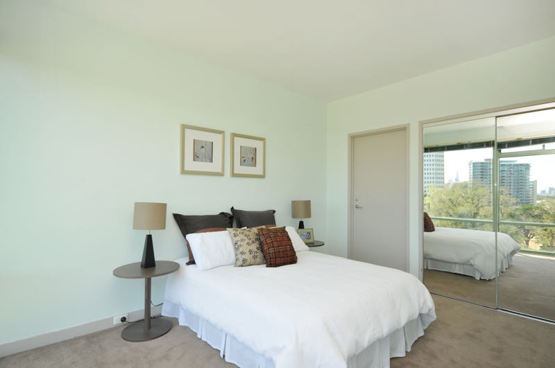 AUCTION: This Saturday, 28th Feb, 1:30pm, SHARP! BIG 1 BEDROOM, SECURITY APARTMENT WITH BIG VIEWS! Picture 2