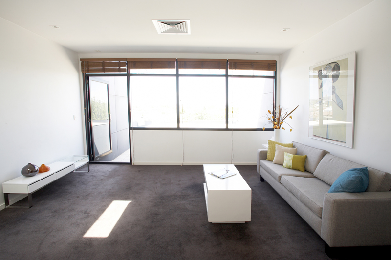 AUCTION: This Saturday, 28th FEB, 11:30am sharp! ENJOY THE VIEWS OF THE DANDENONGS FROM THIS 4th FLOOR, 1 BEDROOM APARTM Picture 1