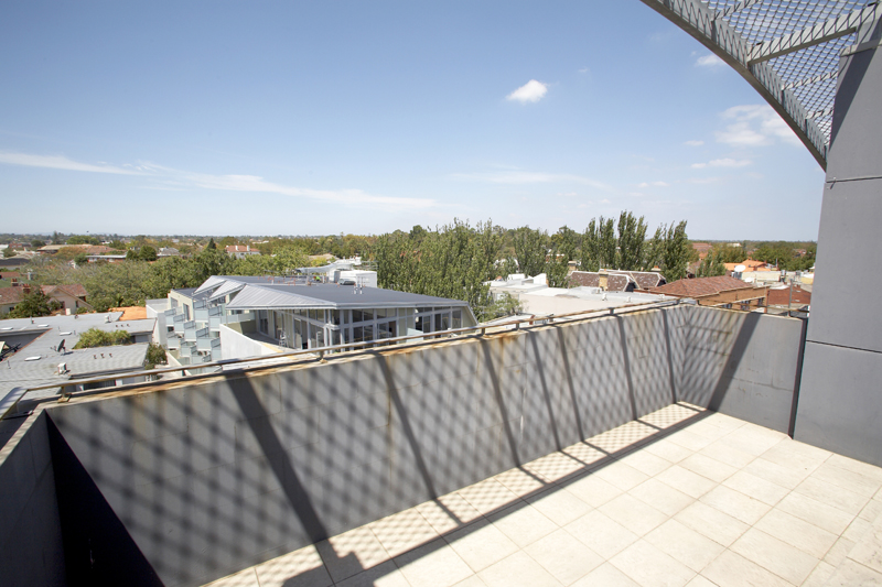 AUCTION: This Saturday, 28th FEB, 11:30am sharp! ENJOY THE VIEWS OF THE DANDENONGS FROM THIS 4th FLOOR, 1 BEDROOM APARTM Picture 2