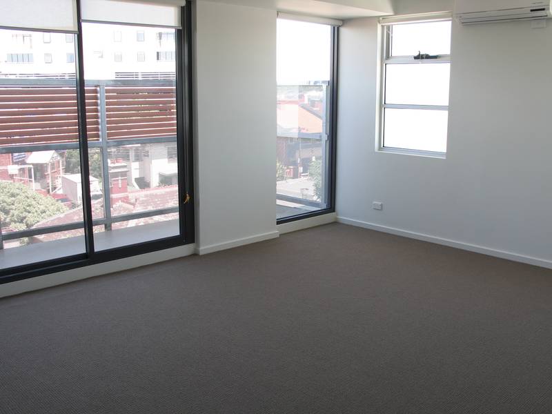 CUTTING EDGE DESIGN UNFURNISHED APARTMENT IN THE HEART OF ST KILDA! Picture 1
