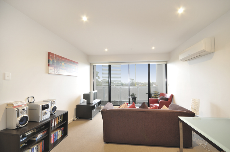 2 BEDROOM, BALCONY, CARPARK Picture 3