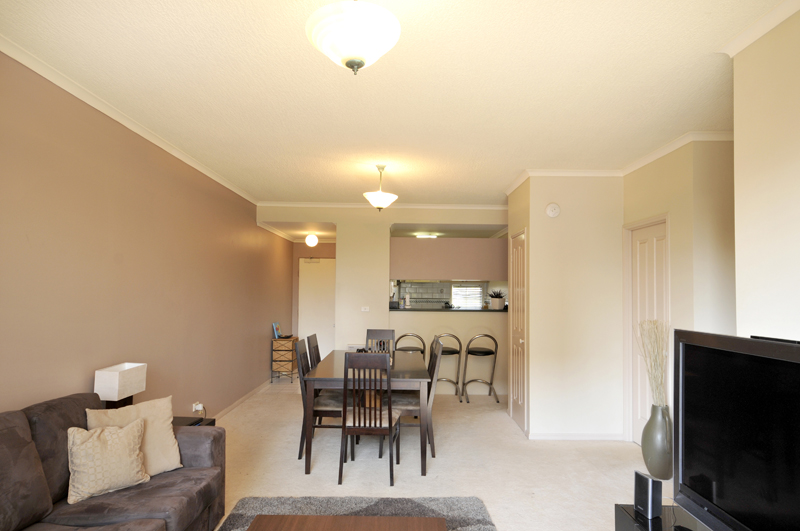 *UNDER CONTRACT. AFFORDABLE ENTRY INTO THIS PRIZED LOCATION! Picture 1