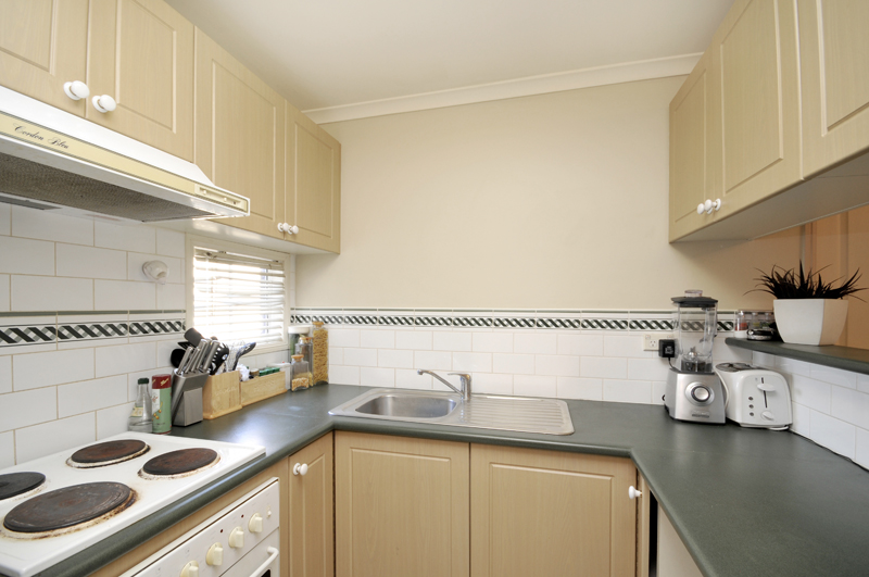 *UNDER CONTRACT. AFFORDABLE ENTRY INTO THIS PRIZED LOCATION! Picture 3