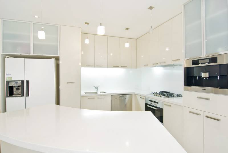 RARE, PREMIER GROUND FLOOR, 3 BEDROOM APARTMENT BATHED IN NORTHERN LIGHT. SITUATED CLOSE TO BAY ST SHOPS & STATION Picture 3