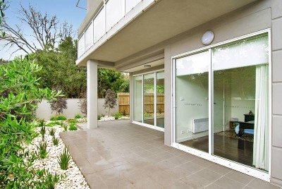 RARE, PREMIER GROUND FLOOR, 3 BEDROOM APARTMENT BATHED IN NORTHERN LIGHT. SITUATED CLOSE TO BAY ST SHOPS & STATION Picture