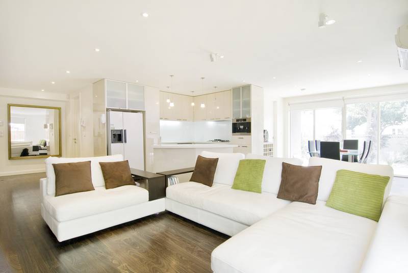 RARE, PREMIER GROUND FLOOR, 3 BEDROOM APARTMENT BATHED IN NORTHERN LIGHT. SITUATED CLOSE TO BAY ST SHOPS & STATION Picture 2