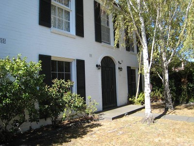 UNDER APPLICATION - 2 BEDROOM GROUND FLOOR APARTMENT WITH PRIVATE COURTYARD. Picture