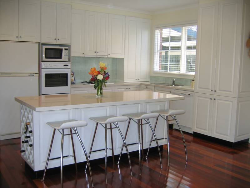 Executive/ Family Residence with Pool UNFURNISHED Picture 3