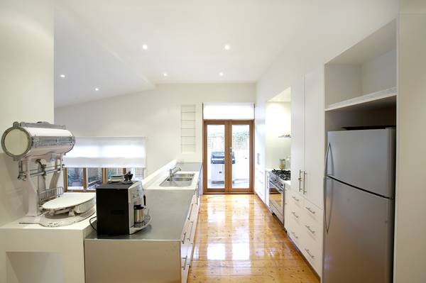 RENOVATED & EXTENDED FAMILY HOME! Picture 3