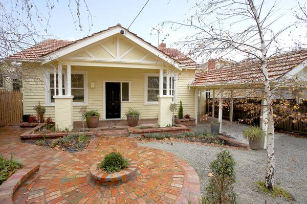 RENOVATED & EXTENDED FAMILY HOME! Picture 2